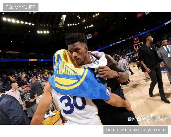 勇士进攻体系在核心缺阵下依靠角色球员挺身而出，团队协作致胜